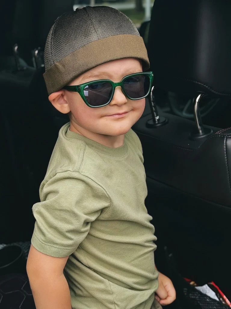 There is a cool kid with sunglasses of KiGO California City Series for 3-6 Years. The Eden Green color are stylish and suitable for this handsome boy.