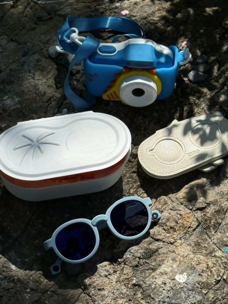 What is the best sunglasses for 2-year-old kids? KiGO offer the UV400 sun-protection polarized sunglasses for you babies.